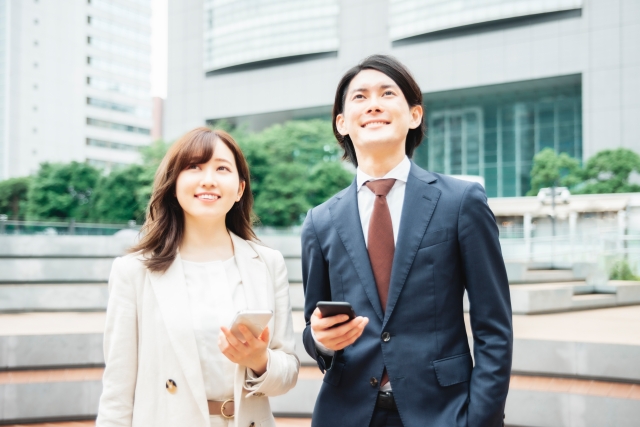 空を見上げる男女の画像